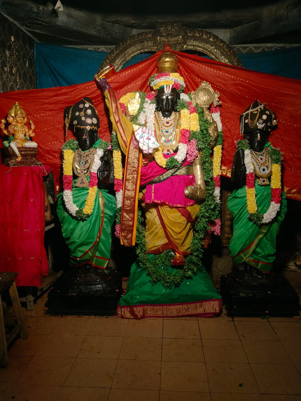 கோலியனூர் ஸ்ரீ வரதராஜ பெருமாள் சர்வ அலங்காரத்தில் பக்தர்களுக்கு அருள் பாலிப்பு!