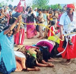 பெண்களை சாட்டையால் அடித்து பேய் விரட்டும் வினோத திருவிழா