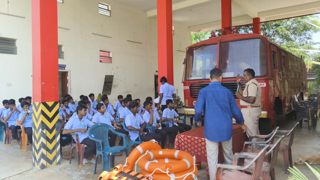 வாருங்கள் கற்றுக் கொள்ளுங்கள்" நிகழ்ச்சி தீ விபத்து ஏற்பட்டால் மீட்பது எப்படி? தீயணைப்பு துறையினர் விளக்கம்.