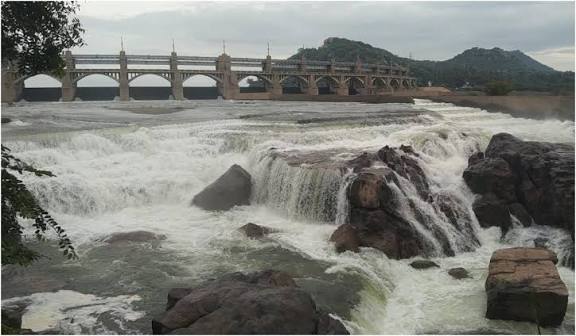 நடப்பாண்டில் 7-வது முறையாக நிரம்பிய மேட்டூர் அணை: காவிரி ஆற்றில் விநாடிக்கு 30,000 கன அடி நீர் திறப்பு