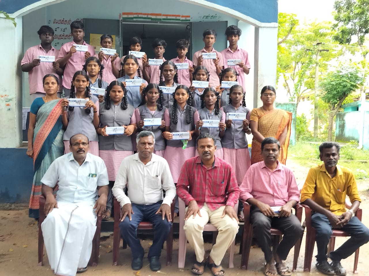 தென்குவளவேலி அரசு பள்ளியில் மதிப்பெண் சவால் போட்டி, வெற்றி பெற்றவர்களுக்கு பரிசளிப்பு விழா.