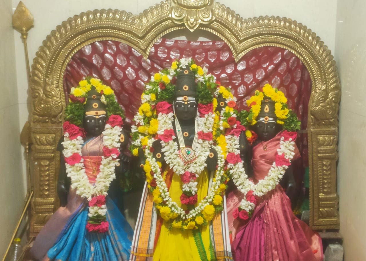 வள்ளி தெய்வானையுடன் ஸ்ரீ சுப்பிரமணியர் அருள் பாலிக்கும் காட்சி