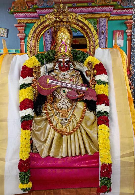 சரஸ்வதி அலங்காரத்தில் அருள் பாலிக்கும் காட்சி