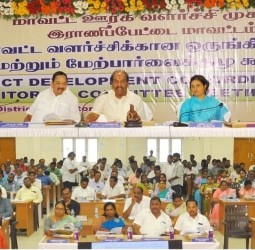 மத்திய அரசின் திட்டங்களின் முன்னேற்றங்கள் குறித்து அரக்கோணம் எம்.பி. ஜெகத்ரட்சகன் தலைமையில் நேற்று ஆய்வுக்கூட்டம்