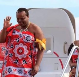 15 மனைவிகள், 30 குழந்தைகள், 100 உதவியாளர்களுடன் தனி விமானத்தில் அமீரகம் சென்ற ஆப்பிரிக்க அரசரின் வீடியோ வைரல்