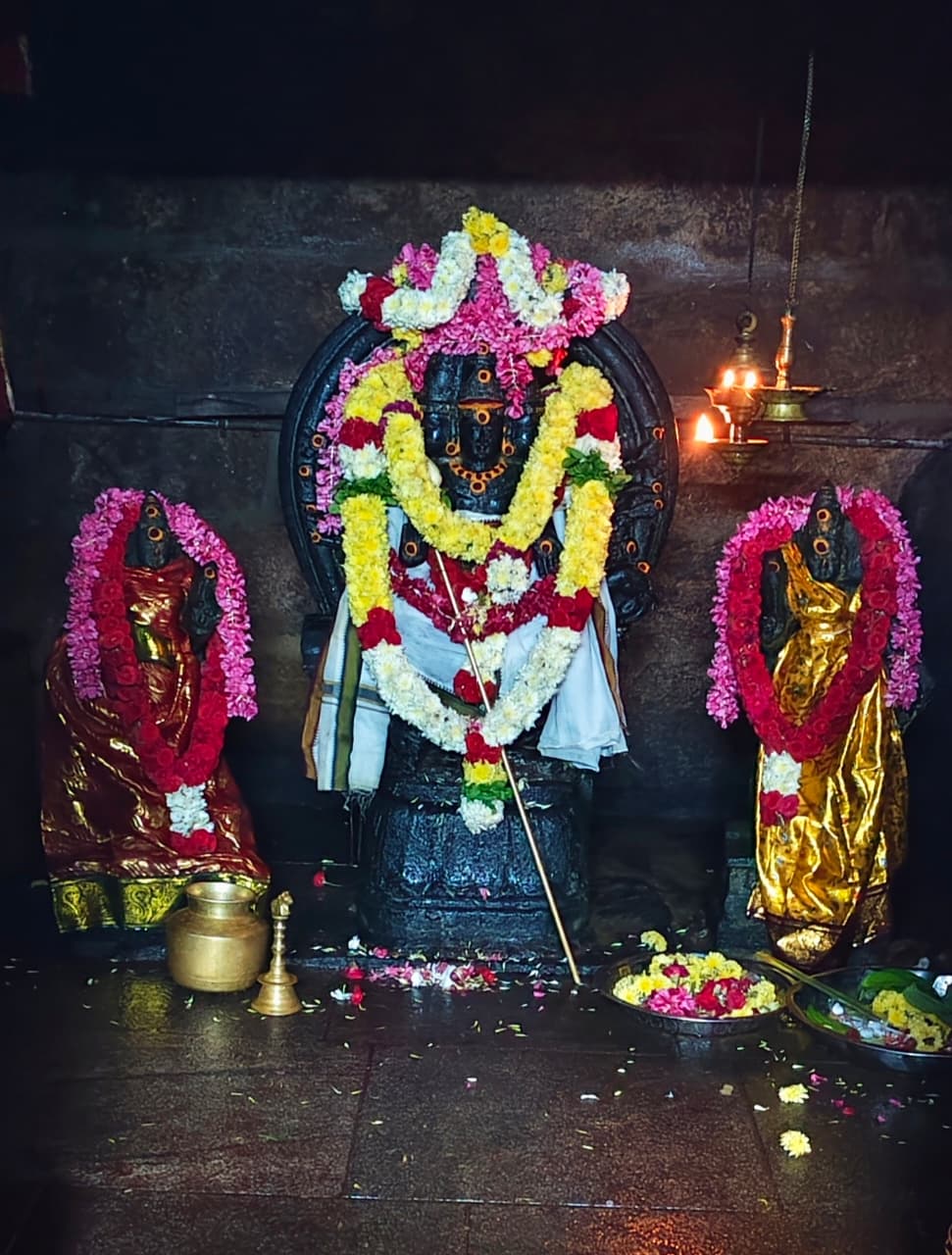 வள்ளிமலை ஸ்ரீ சுப்பிரமணிய சுவாமி கோவிலில் கந்த சஷ்டி விழா 4வது நாள் மலரங்காரத்தில் அருள்பாலிப்பு!