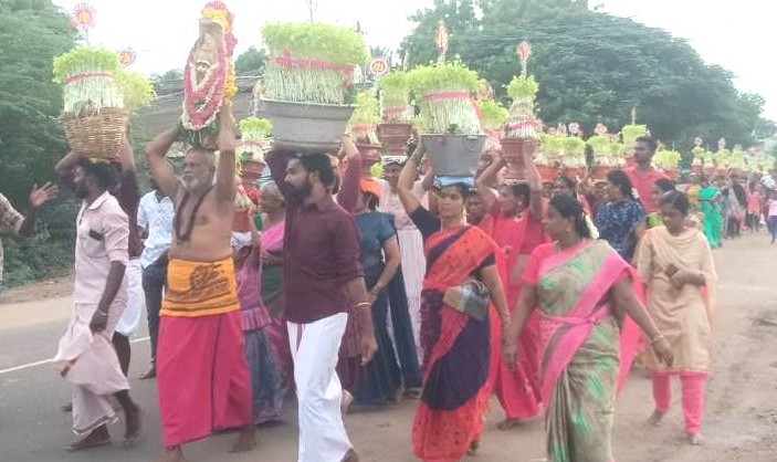 நவராத்திரி விழா நிறைவுநாளில் பெண்கள் முளைப்பாரி ஊர்வலம்