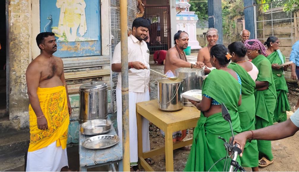 மயிலாடுதுறை ஸ்ரீ காசி விஸ்வநாதர் ஆலய வளாகத்தில் அன்னதானம்