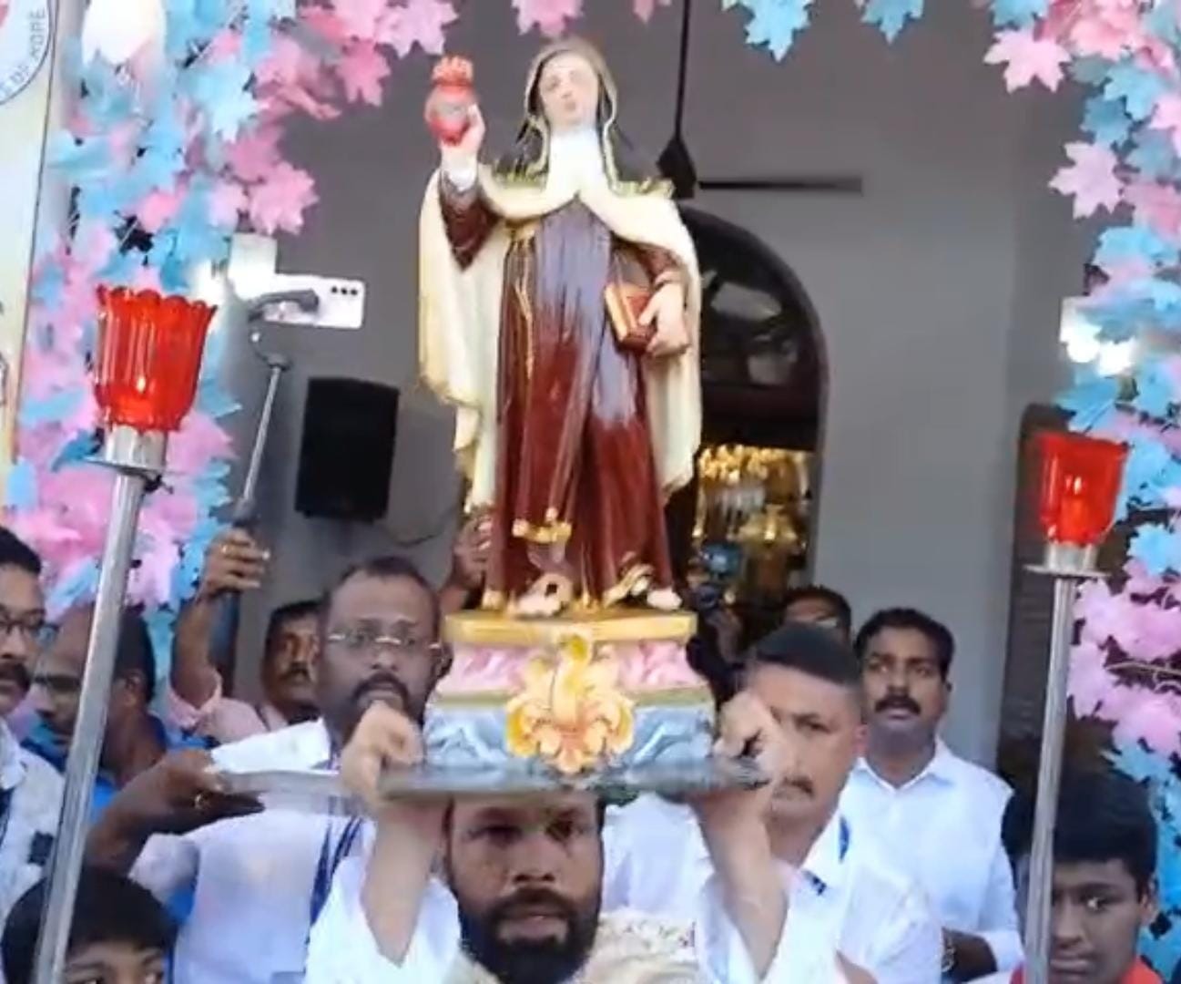 ஊர்வலம் வந்த புனித தெரேசா சொரூப