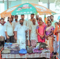 வியாபாரிகளுக்கு பாஜக சார்பில் நிழற்குடைகள்