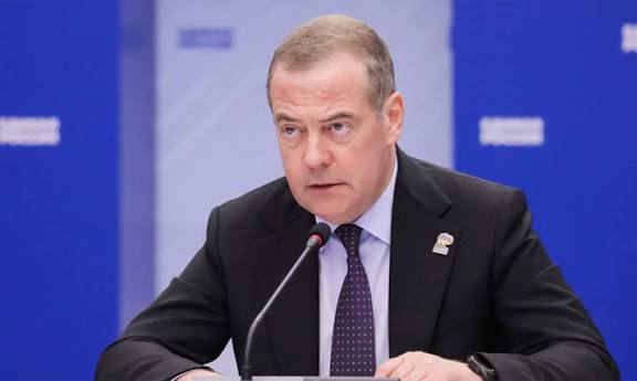 புதிய பொருளாதார தடை: ரஷியா மீது டிரம்ப் போர் தொடுக்கிறார் - ரஷிய முன்னாள் அதிபர் சாடல்