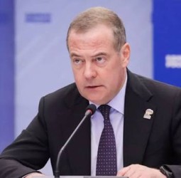 புதிய பொருளாதார தடை: ரஷியா மீது டிரம்ப் போர் தொடுக்கிறார் - ரஷிய முன்னாள் அதிபர் சாடல்