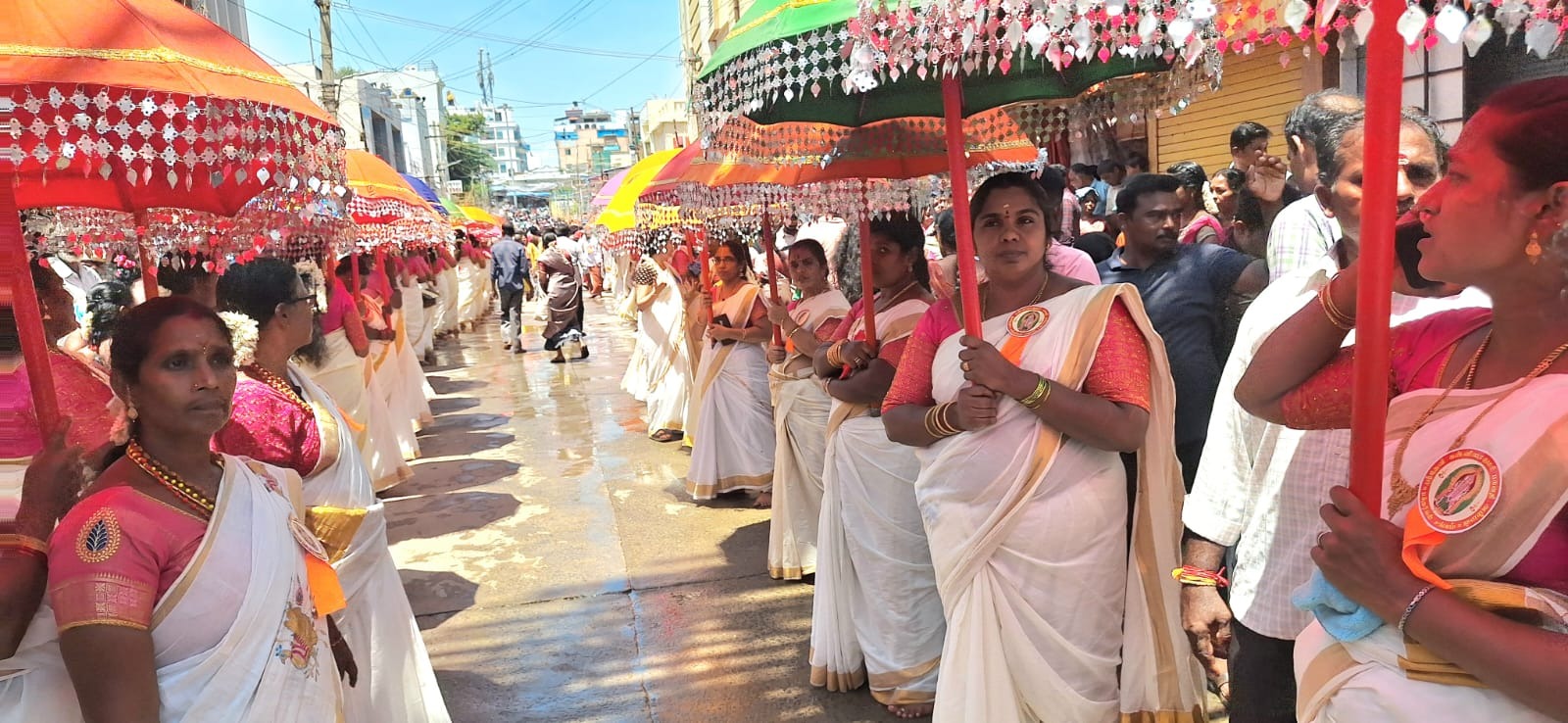 முத்துக்குடை ஏந்தி அணிவகுத்து சென்ற பெண் பக்தர்கள்