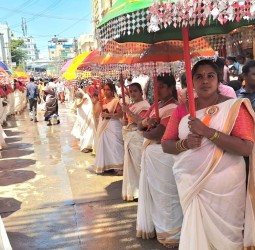 முத்துக்குடை ஏந்தி அணிவகுத்து சென்ற பெண் பக்தர்கள்