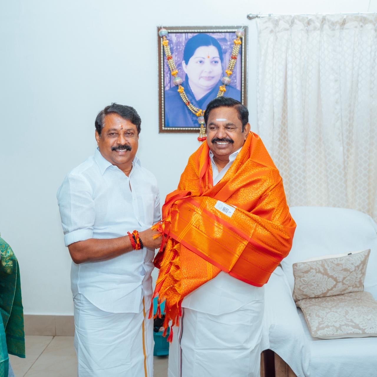 பழனிசாமியை மாநில பாஜக தலைவர் நயினார் நாகேந்திரன் நேற்று சந்தித்துப் பேசினார்