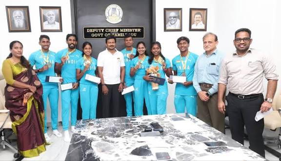 ஆசிய, தெற்காசிய விளையாட்டுப் போட்டிகளில் பதக்கங்கள் வென்ற 8 வீரர், வீராங்கனைகளுக்கு ரூ.40 லட்சம் ஊக்கத்தொகை: உதயநிதி வழங்கினார்