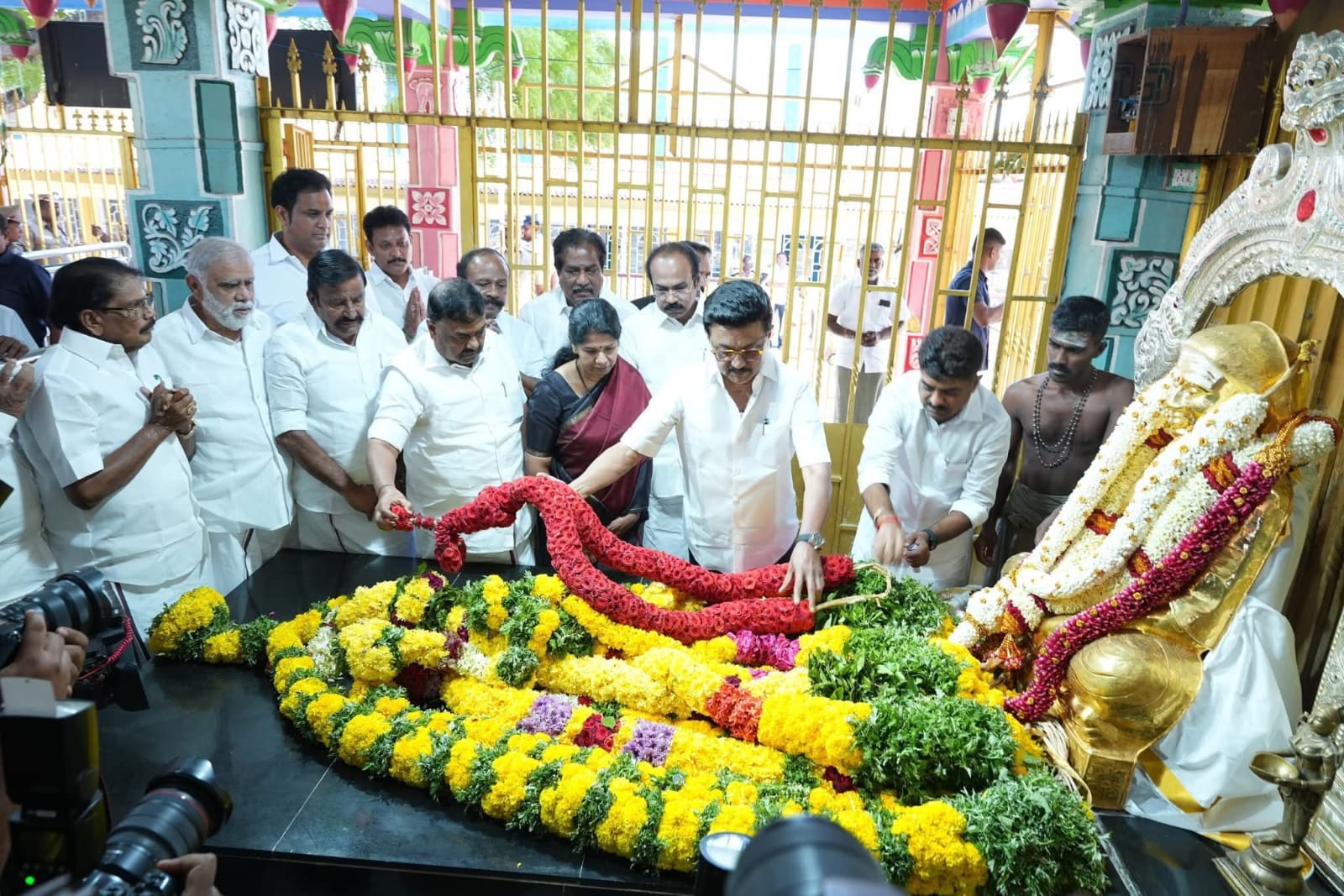 பசும்பொன் தேவர் நினைவிடத்தில் முதல்வர் ஸ்டாலின் மரியாதை