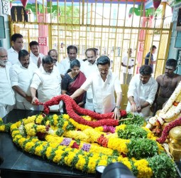 பசும்பொன் தேவர் நினைவிடத்தில் முதல்வர் ஸ்டாலின் மரியாதை
