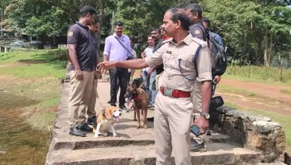 பெரியாறு அணைக்கு வெடிகுண்டு மிரட்டல்: மோப்பநாய்களுடன் போலீஸார் சோதனை