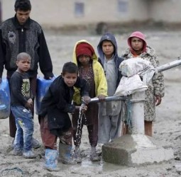 ஆப்கனில் குடிநீர் தட்டுப்பாடு : தண்ணீருக்காக வாடும் குழந்தைகள்