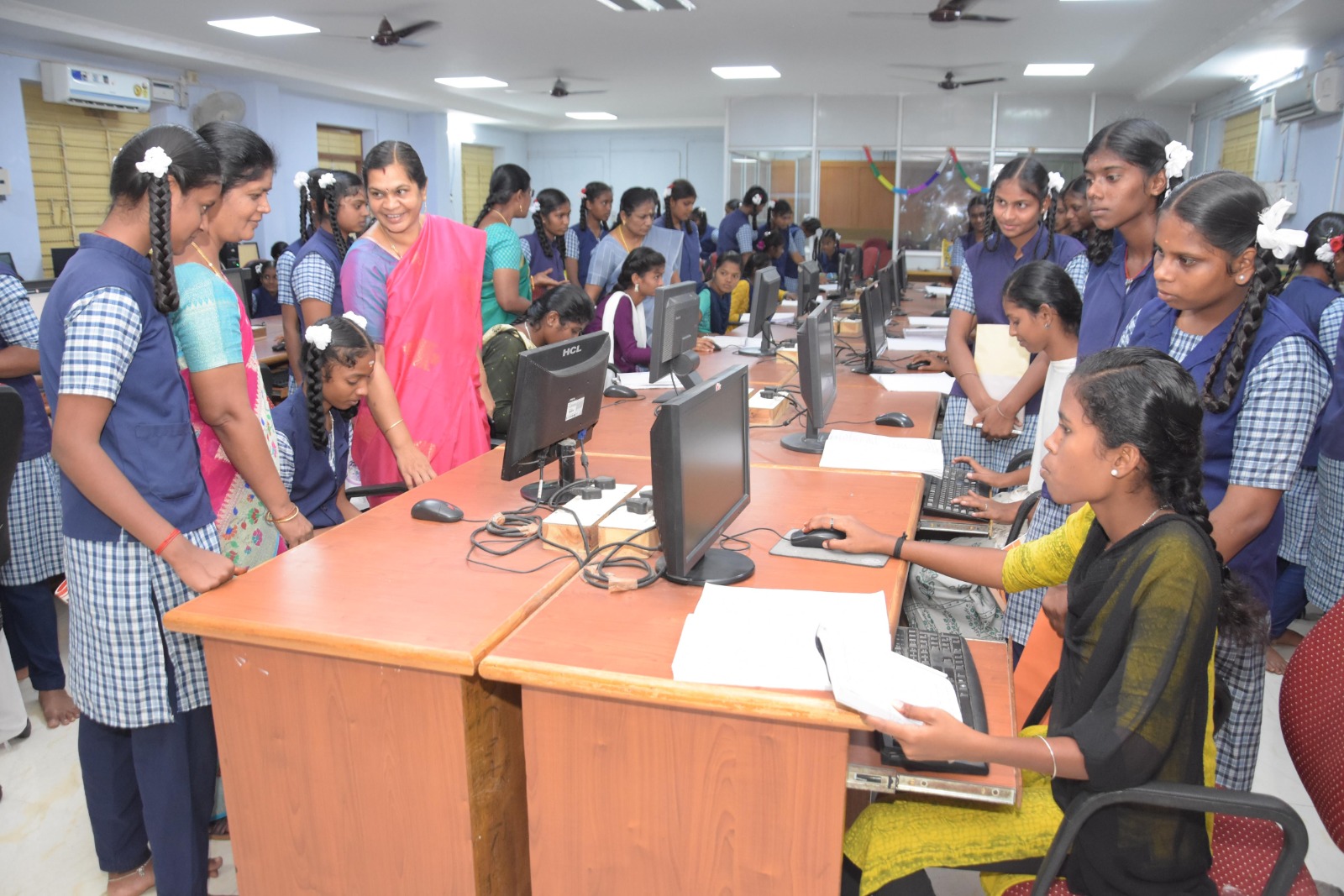களப்பயணம் வந்த மேல்நிலைப்பள்ளி மாணவிகளுக்கு கணினி பாடப்பிரிவு தொடர்பாக விளக்கம்