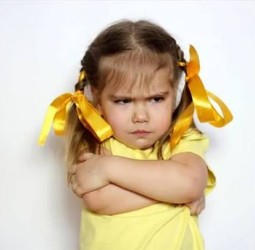 பிடிவாத குணம் கொண்ட குழந்தைகளை சமாளிக்க, பெற்றோருக்கு சில டிப்ஸ்