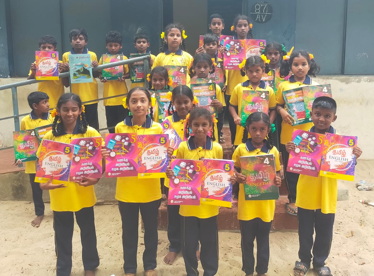 மண்டபம் ஊராட்சி ஒன்றிய நடுநிலைப்பள்ளி சின்னப்பாலத்தில் இரண்டாம் பருவ பாடப்புத்தகம் மற்றும் பயிற்சி புத்தகம்