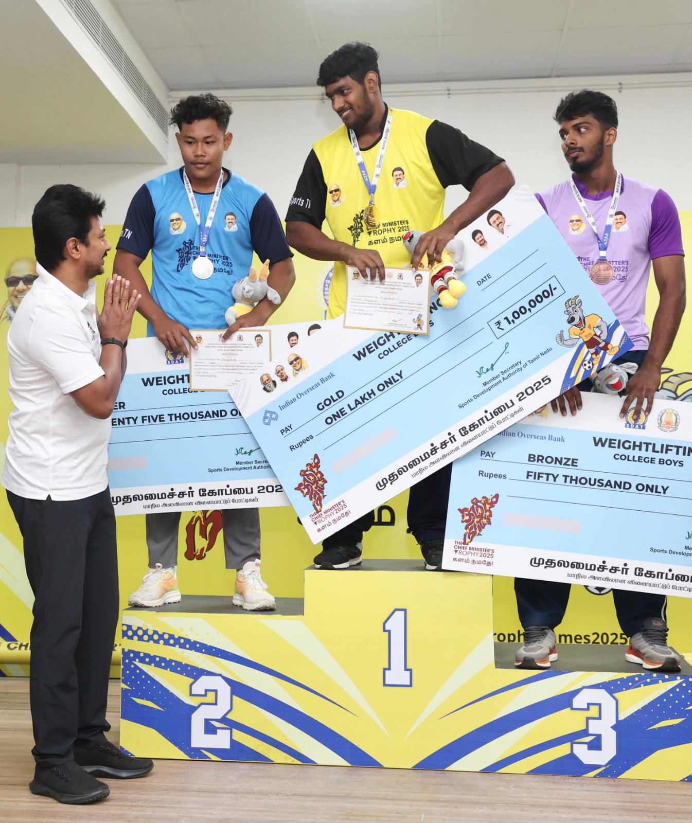 கல்லூரி மாணவர்களுக்கான மாநில அளவிலான பளு தூக்கும் போட்டி