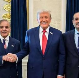 பாகிஸ்தானின் பலுசிஸ்தான் மாகாணத்தில் உள்ள கனிம மாதிரிகளை டிரம்பிடம், ஷபாஸ் ஷெரீப் மற்றும் அசீம் முனிர் காண்பித்தனர்.