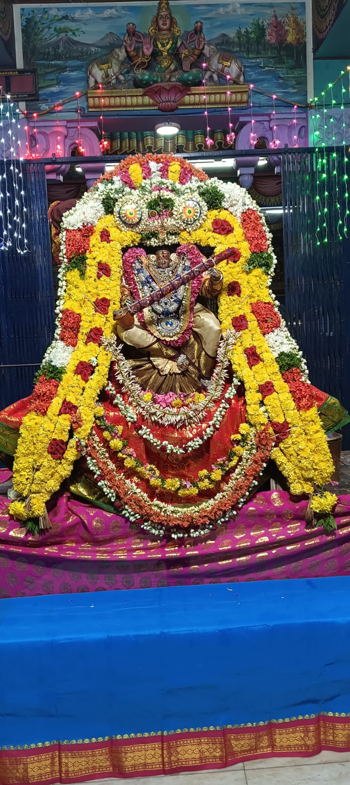 வலங்கைமான் வரதராஜன்பேட்டை மகா மாரியம்மன் ஆலயத்தில் நவராத்திரி திருவிழாவில் அம்மன் ஸ்ரீ சரஸ்வதி அலங்காரத்தில் காட்சி