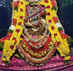 வலங்கைமான் வரதராஜன்பேட்டை மகா மாரியம்மன் ஆலயத்தில் நவராத்திரி திருவிழாவில் அம்மன் ஸ்ரீ சரஸ்வதி அலங்காரத்தில் காட்சி