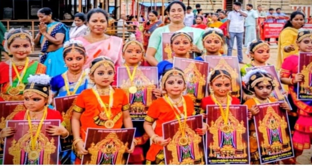 நவராத்திரி விழாவில் நடனம் ஆடிய ராலி நடனப் பள்ளி மாணவிகள்.