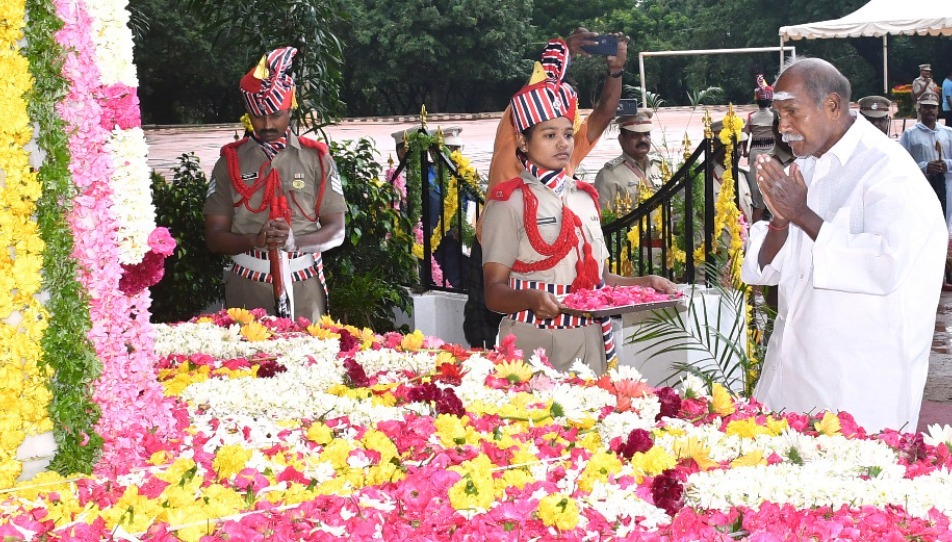 புதுச்சேரியில் காவல்துறையினரின் நினைவு தினத்தில்  முதல்வர் ரங்கசாமி மலர்  வளையம் வைத்து அஞ்சலி