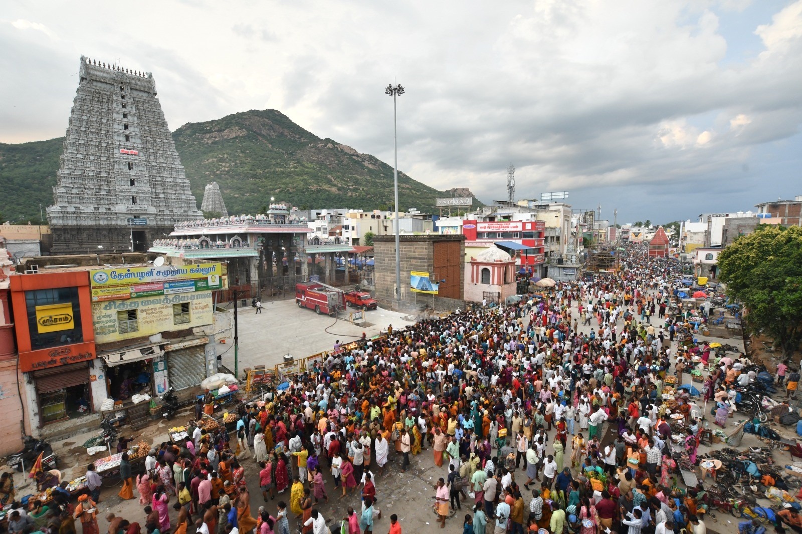 புரட்டாசி மாத பவுர்ணமியையொட்டி கிரிவலம் சென்ற பக்தர்கள்