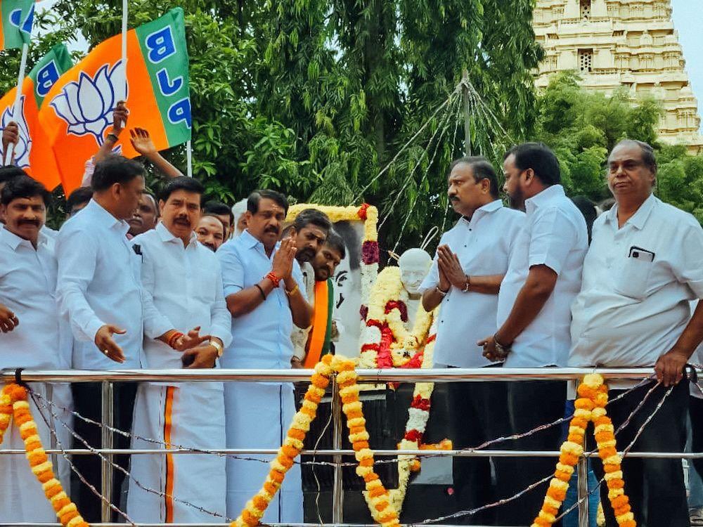 காந்தி மண்டபத்தில் அவரது சிலைக்கு மாநில பாஜக தலைவர் நயினார் நாகேந்திரன் மாலை அணிவித்து மரியாதை