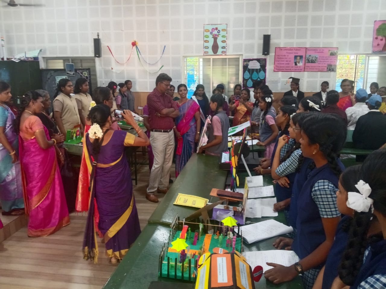 கல்லணை மாநகராட்சி பெண்கள் மேல்நிலைப் பள்ளி ஆங்கிலத்துறை சார்பில் நடைபெற்ற இலக்கியத் திருவிழா