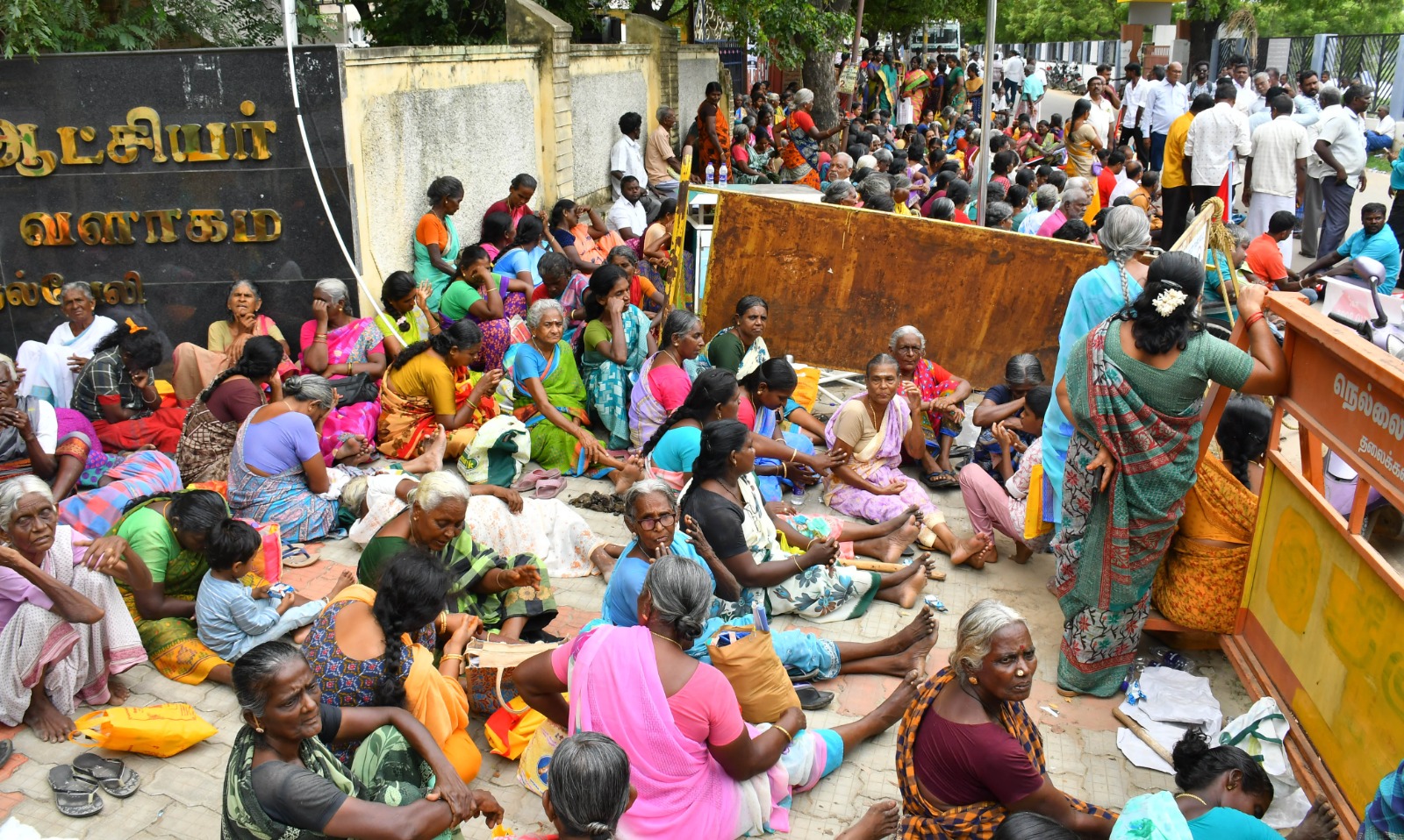 கலெக்டர் அலுவலகத்தில் கிராம மக்களுடன் மா.கம்யூ. கட்சியினர் முற்றுகை