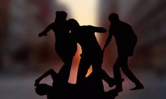 மாணவிக்கு பாலியல் தொல்லை:  கல்லூரி பேராசிரியருக்கு அடி, உதை