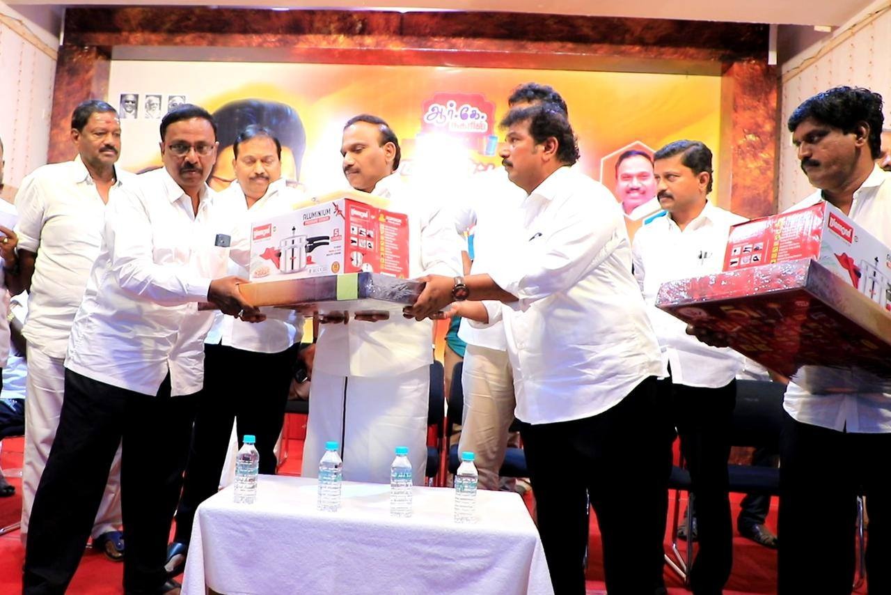 ஆர்.கே.நகர் தொகுதி திமுக நிர்வாகிகள் 1500 நபர்களுக்கு தீபாவளி பட்டாசு, இனிப்பு