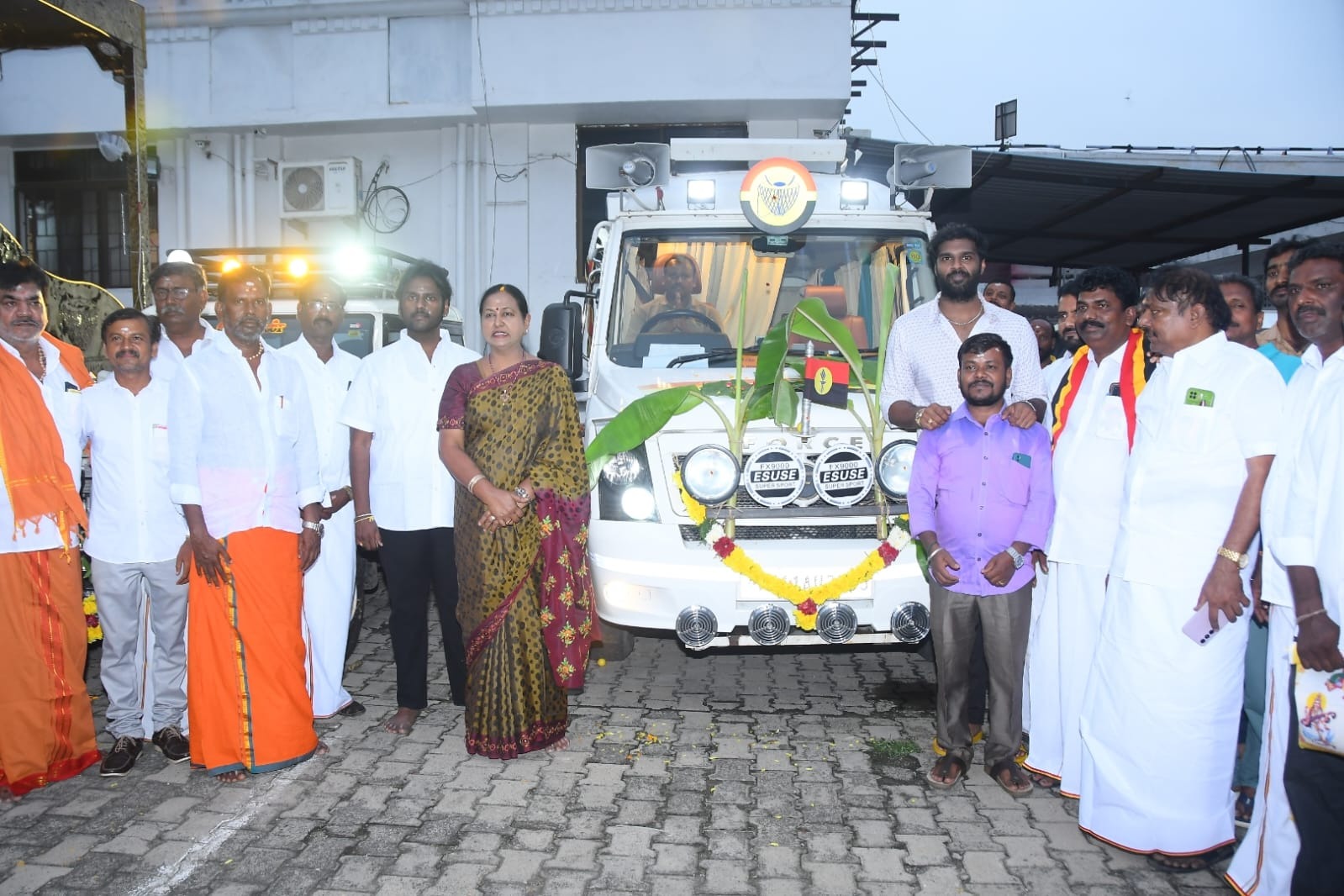 கேப்டன் ஆலயத்தில், தேமுதிக தொண்டர்கள் மற்றும் நிர்வாகிகளுடன் ஆயுத பூஜை,