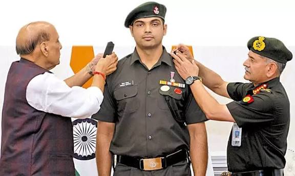 ஈட்டி எறிதல் வீரர் நீரஜ்சோப்ராவுக்கு இந்திய ராணுவத்தில் உயரிய பதவி