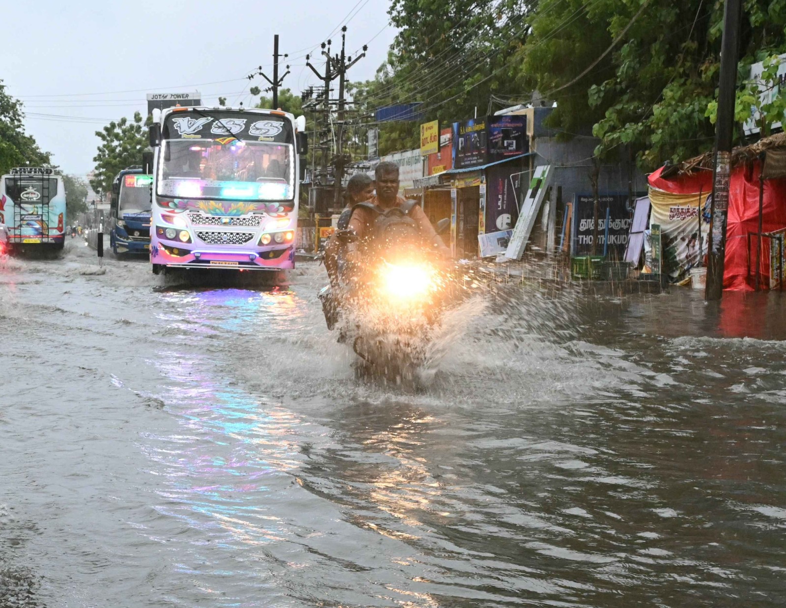 கனமழையினால் வெள்ளம் சூழ்ந்த பாளையங்கோட்டை