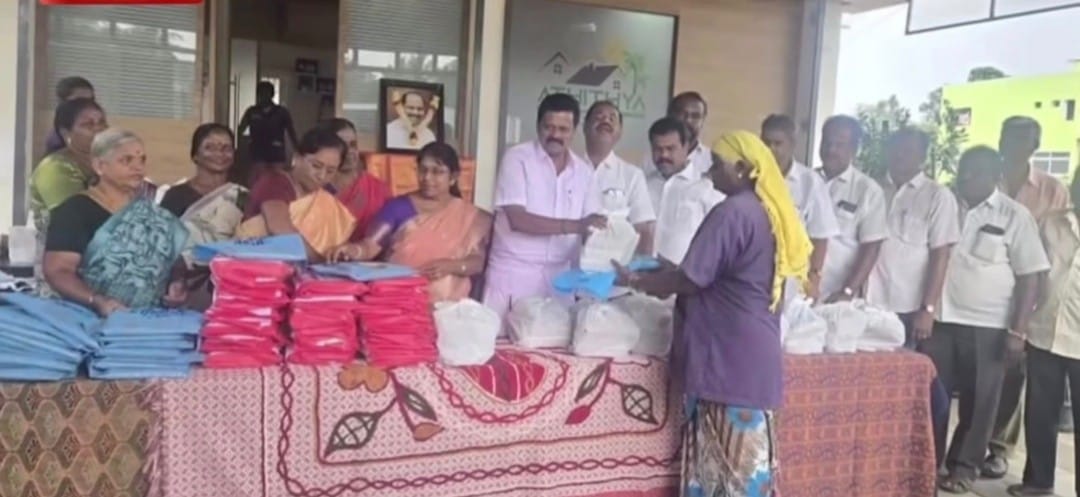 தூய்மைபணியாளர்களுக்கு மாவட்ட திமுக செயலாளர் தளபதி முருகேசன் புத்தாடைகள், இனிப்பு வழங்கினார்