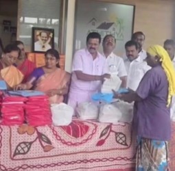 தூய்மைபணியாளர்களுக்கு மாவட்ட திமுக செயலாளர் தளபதி முருகேசன் புத்தாடைகள், இனிப்பு வழங்கினார்