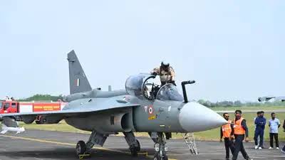 தேஜஸ் புதிய ரக போர் விமானம் சோதனை ஓட்டம் வெற்றி