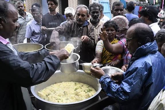 மழையால் பாதிக்கப்பட்ட 1 லட்சத்து 47 ஆயிரம் பேருக்கு காலை உணவு 68 உணவுக்கூடங்களில் உணவு தயாரிப்பு