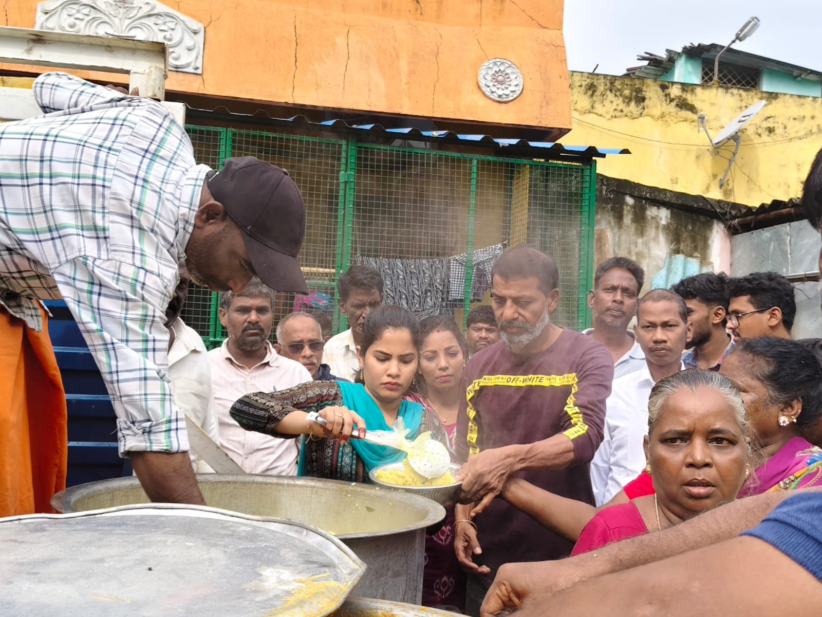 500க்கும் மேற்பட்ட பொதுமக்களுக்கு நேற்று மேயர் பிரியா காலை சிற்றுண்டி வழங்கினார்