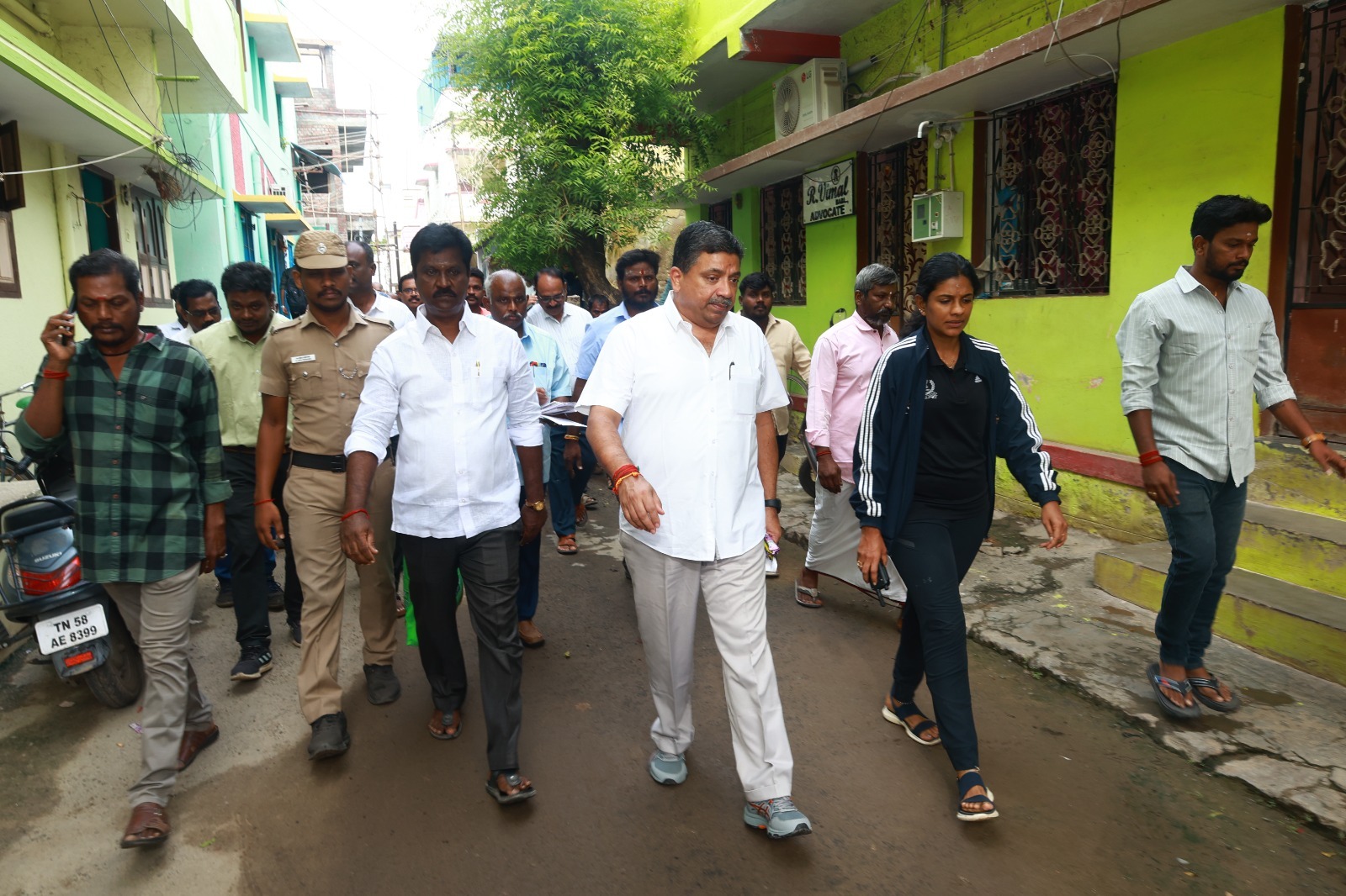 அமைச்சர் பழனிவேல் தியாகராஜன் வீடு, வீடாக சென்று பொதுமக்களிடம் குறைகளை கேட்டறிந்தார்