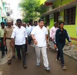 அமைச்சர் பழனிவேல் தியாகராஜன் வீடு, வீடாக சென்று பொதுமக்களிடம் குறைகளை கேட்டறிந்தார்