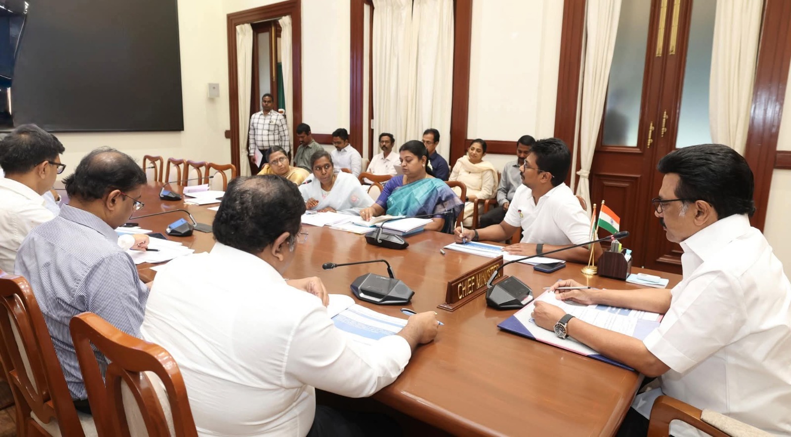 மாற்றுத்திறனாளிகளின் நலனுக்காக அரசு செயல்படுத்தும் பல்வேறு திட்டங்களின் நிலை குறித்து முதல்வர் ஸ்டாலின் நேற்று ஆலோசனை